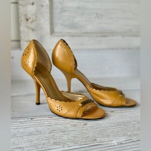 BCBGIRLS, LEATHER 4” HEELS IN MUSTARD COLOR. OPEN TOE, SCALLOPED TRIM. SIZE 7B